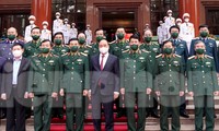Đại tướng Phan Văn Giang, Bộ trưởng Bộ Quốc phòng đón Chủ tịch nước Nguyễn Xuân Phúc tới dự và chỉ đạo hội nghị, sáng 20/12