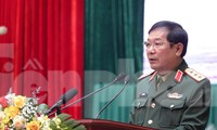 Thượng tướng Lê Huy Vịnh, Ủy viên Trung ương Đảng, Thứ trưởng Bộ Quốc phòng, trình bày báo cáo về kết quả công tác quân sự, quốc phòng năm 2021 tại hội nghị. 
