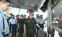 Đại tướng Phan Văn Giang kiểm tra bộ đội Phòng không - Không quân và Quân đoàn 2