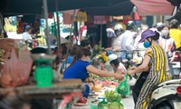 Hàng quán đóng cửa, người dân tăng cường mua thực phẩm nấu ăn tại nhà. 