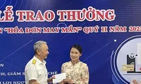 Đại diện Cục Thuế Thanh Hoá trao thưởng cho người đạt giải nhất chương trình “Hoá đơn may mắn” quý 2/ 2022.