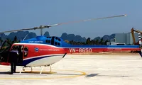 Một chiếc trực thăng Bell-505 bay dịch vụ ngắm cảnh vịnh Hạ Long (ảnh: Hoàng Dương).