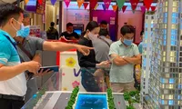 Người dân đi xem mô hình giới thiệu dự án bất động sản. (Ảnh minh hoạ, ST). 