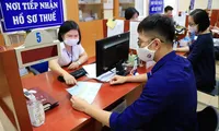 Người dân làm thủ tục tại cơ quan thuế. (Ảnh CP). 