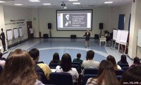 Giáo sư mặc quần đùi giảng bài: Sáng tạo, có cần thiết như vậy không?