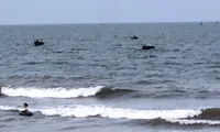 Chiều xuống, ngư dân chèo thuyền nan ra biển đánh mẻ mực đầu tiên trong đêm