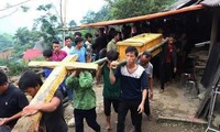 Đám tang tiễn cháu Vàng Thị Hồng Trang (1 trong 3 nạn nhân vụ sập cổng trường) về thế giới bên kia. 