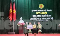 Đại diện Quỹ "Vì tầm vóc Việt" tặng 50 triệu đồng đến các nạn nhân chất độc da cam/Dioxin tại huyện Đông Hưng, tỉnh Thái Bình - Ảnh: Hoàng Long