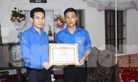 Bí thư Tỉnh Đoàn Nam Định (trái) trao tặng Bằng khen của Tỉnh Đoàn Nam Định cho anh Nguyễn Đức Chính - Ảnh: Hoàng Long