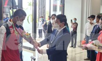Lãnh đạo tỉnh Nam Định tặng hoa, đón chào các đoàn về Nam Định tham dự Bảng B môn Bóng đá nam - Ảnh: Hoàng Long