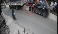 Mang loa đài đến bật nhác sàn, nhác đám ma hết công suất để đòi nợ (Ảnh cắt từ clip của ông Kỳ)