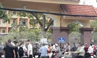 Phụ huynh và học sinh tập trung ở các trường THPT để "đợi" điểm - Ảnh: Hoàng Long