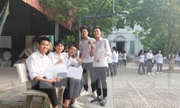 Thí sinh tại điểm thi THPT Nguyễn Khuyến (tỉnh Nam Định) phấn khởi vì làm được bài thi môn Ngữ văn - Ảnh: Hoàng Long