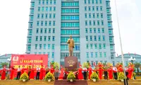 Cắt băng khánh thành tượng đài Chủ tịch Hồ Chí Minh tại Công an tỉnh Nam Định - Ảnh: Hoàng Long