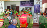Đồng đội, người thân tiễn đưa đại uý Nguyễn Tuấn minh về nơi an nghỉ - Ảnh: LP