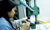 Ép mặt kính đồng hồ giả bằng máy thủ công.