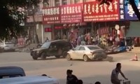 Ôtô húc nhau như &apos;chọi trâu&apos; trên phố