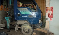 Chiếc xe tải cẩu chỉ dừng lại khi đâm vào nhà dân.