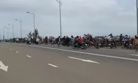 Rất đông người dân hiếu kỳ đến xem vụ việc.