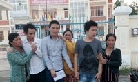 Ba thanh niên bên người mẹ của mình.