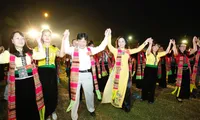 Ông Vương Duy Biên Thứ trưởng Bộ VHTT và DL và bà Phạm Thị Thanh Trà, Ủy viên Trung ương Đảng, Bí thư tỉnh ủy, Chủ tịch UBND tỉnh Yên Bái tham gia trong vòng xòe.