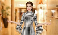 Hoa hậu Mỹ Linh mặc áo dài họa tiết khăn rằn đi chấm thi