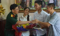 Đại tá Cao Trung Hà, Phó Chủ nhiệm Chính trị Học viện Kỹ thuật Quân sự chúc mừng tân thủ khoa Lê Thanh Lâm và bố mẹ em.