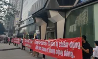 Dân chung cư hạng sang căng băng rôn cầu cứu đoàn Thanh tra