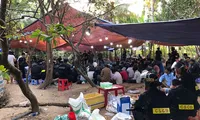 Hàng trăm người bị bắt tại sòng bạc trong khu vườn um tùm, ngày 7/3. Công an cung cấp.