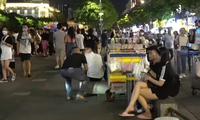 Hàng rong kéo rào chặn đầu xe khi lực lượng kiểm tra ở phố đi bộ Nguyễn Huệ