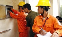 Bộ Công Thương cho hay, đang lấy ý kiến các bộ ngành về thực hiện giảm giá điện cho người dân, doanh nghiệp từ tháng 5/2020
