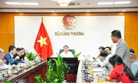 Thứ trưởng Bộ Công Thương Đỗ Thắng Hải chủ trì cuộc họp với 31 doanh nghiệp đầu mối và các đơn vị liên quan để gỡ khó cho thị trường xăng dầu 