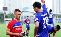 VFF đã chấm dứt hợp đồng với chuyên gia Martin Forkel (trái). 
