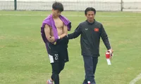 Thủ môn Phí Minh Long phải bỏ dở buổi tập sáng 22/12 của U23 Việt Nam vì chấn thương.