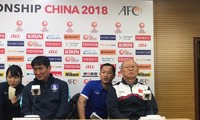 HLV Park Hang Seo và người đồng hương Kim Bong-gil ở buổi họp báo sáng 10/1 tại Côn Sơn.