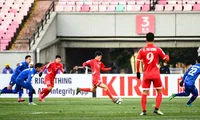 Thái Lan (áo xanh) gục ngã ngay trận mở màn. 