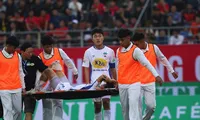 Tuấn Anh rời sân trên cáng chấn thương ở trận đấu của HAGL với Hải Phòng chiều 17/3.