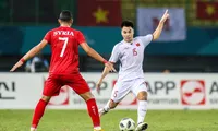 Đức Huy (áo trắng) chơi hiệu quả ở trận đấu của Olympic Việt Nam với Syria tối 27/8.