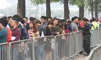 Xếp hàng chờ nhận vé xem AFF Cup 2018 ở trụ sở VFF tại Mỹ Đình, Hà Nội.