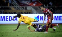 Tình huống thủ môn Thanh Diệp phạm lỗi nguy hiểm với tiền đạo Rimario của Thanh Hoá sát vòng cầm nhưng chỉ bị trọng tài Ngô Duy Lân rút thẻ vàng. 