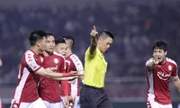 Trọng tài tiếp tục gây tranh cãi ở V-League 2020. (ảnh Hữu Phạm)