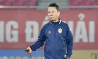 HLV Văn Sỹ Sơn xin nghỉ sau khi Quảng Nam thua SHB Đà Nẵng ở trận 'chung kết ngược' V-League (ảnh Minh Dân)
