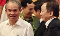 Cùng là bóng đá nhiều năm nhưng hiếm khi thấy bầu Hiển và bầu Đức tươi cười với nhau.