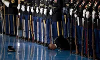 Thành viên đội danh dự Mỹ ngất xỉu trong lễ từ biệt của Obama. Ảnh: AFP