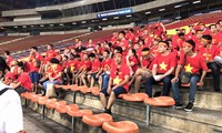 Vượt 3 lớp cửa an ninh vào sân xem U22 Việt Nam đấu Philippines