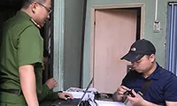Cảnh sát khám xét nhà nghi can. Ảnh: Quốc Thắng.