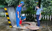 Lực lượng QLTT Hà Nội kiểm tra bồn chứa xăng của các cây xăng báo "hết hàng". Ảnh: Cục QLTT Hà Nội