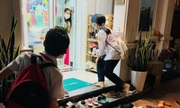 8h tối học sinh vẫn tất bật vác ba lô tới điểm học thêm. Ảnh: Quỳnh Anh