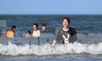 Nắng nóng, du khách đổ về biển Hà Tĩnh &apos;giải nhiệt&apos; 