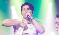 Một số anh trai khoe hình thể gợi cảm để gây chú ý 